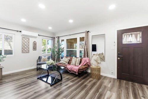 Prime location Close to Downtown LA 2 bed 1 bath Kingsize Bed Private Entry! 17