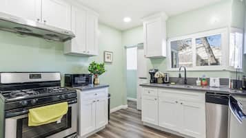 Een koelkast, een oven, een kookplaat