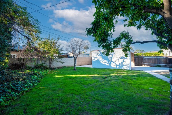 Property grounds - Prime location Close to Downtown LA 2 bed 1 bath Kingsize Bed Private Entry! 17 (Alhambra)