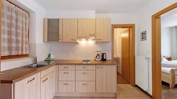 Een koelkast, een kookplaat, een vaatwasser