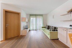 TV - Apartment 'Obertrisaierhof' with Mountain View, Shared Garden and Wi-Fi (Fiè allo Sciliar BZ)