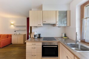 Frigorifero, forno, piano cottura, lavastoviglie