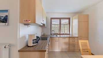 Fridge, oven, stovetop, dishwasher