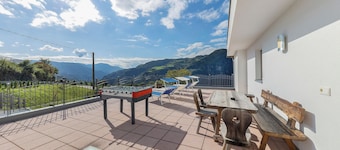 Apartment 'Wohnung Deluxe Obertrisaierhof' with Mountain View, Shared Terrace and Wi-Fi