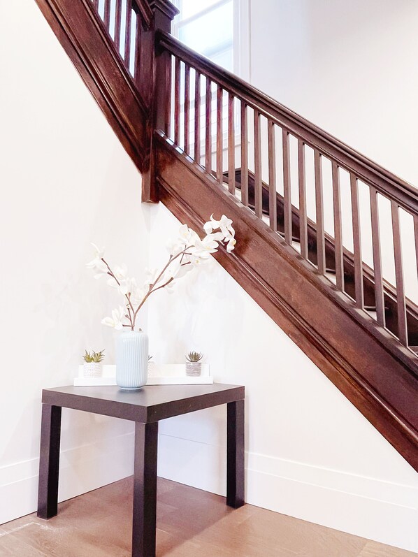 Interior - #Newly Renovated 4BR# in Central Falls! Perfect location 5 mins walk to DT (Niagara Falls)