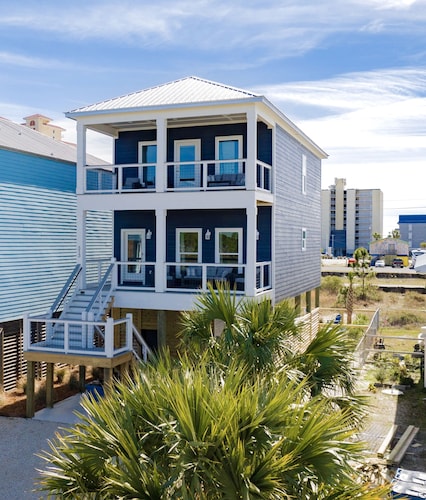 “New”Luxe Beach House HEATED PRIVATE POOL! Sleeps 10, 4 Min. walk to the Beach