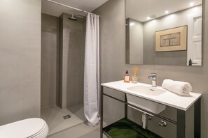 Douche, sèche-cheveux, serviettes fournies