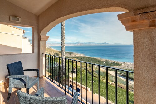 Villa 'Almela's' with Spectacular Sea View, Wi-Fi and Air Conditioning