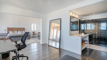 3 slaapkamers, een strijkplank/strijkijzer, gratis wifi, beddengoed