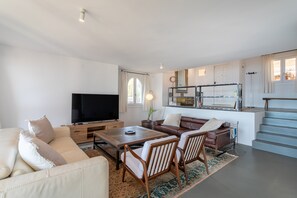 TV, fireplace - Villa 'Almela's' with Spectacular Sea View, Wi-Fi and Air Conditioning (Santa Pola)