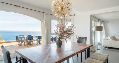 Villa 'Almela's' with Spectacular Sea View, Wi-Fi and Air Conditioning