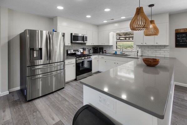 冷蔵庫、電子レンジ、オーブン、コンロ