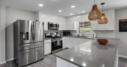 Lake Access,Kayak,River Floats, Firepit, Gameroom, Pool Table, Mins to AVL/Hendo