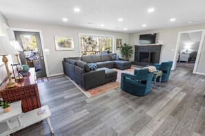 スマートテレビ、暖炉、テーブルサッカー台、卓球台