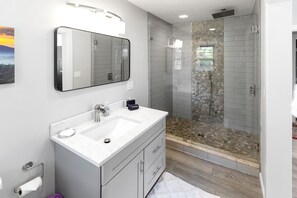 Shower, hair dryer, towels, soap - Lake Access,Kayak,River Floats, Firepit, Gameroom, Pool Table, Mins to AVL/Hendo (Hendersonville)
