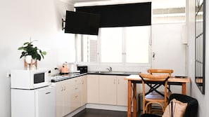 Fridge, microwave, stovetop, toaster - Deck Quarters - The Loft - Sleeps 2 (Mansfield)