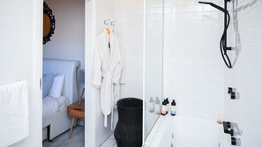 Shower, jetted bath, hair dryer, towels