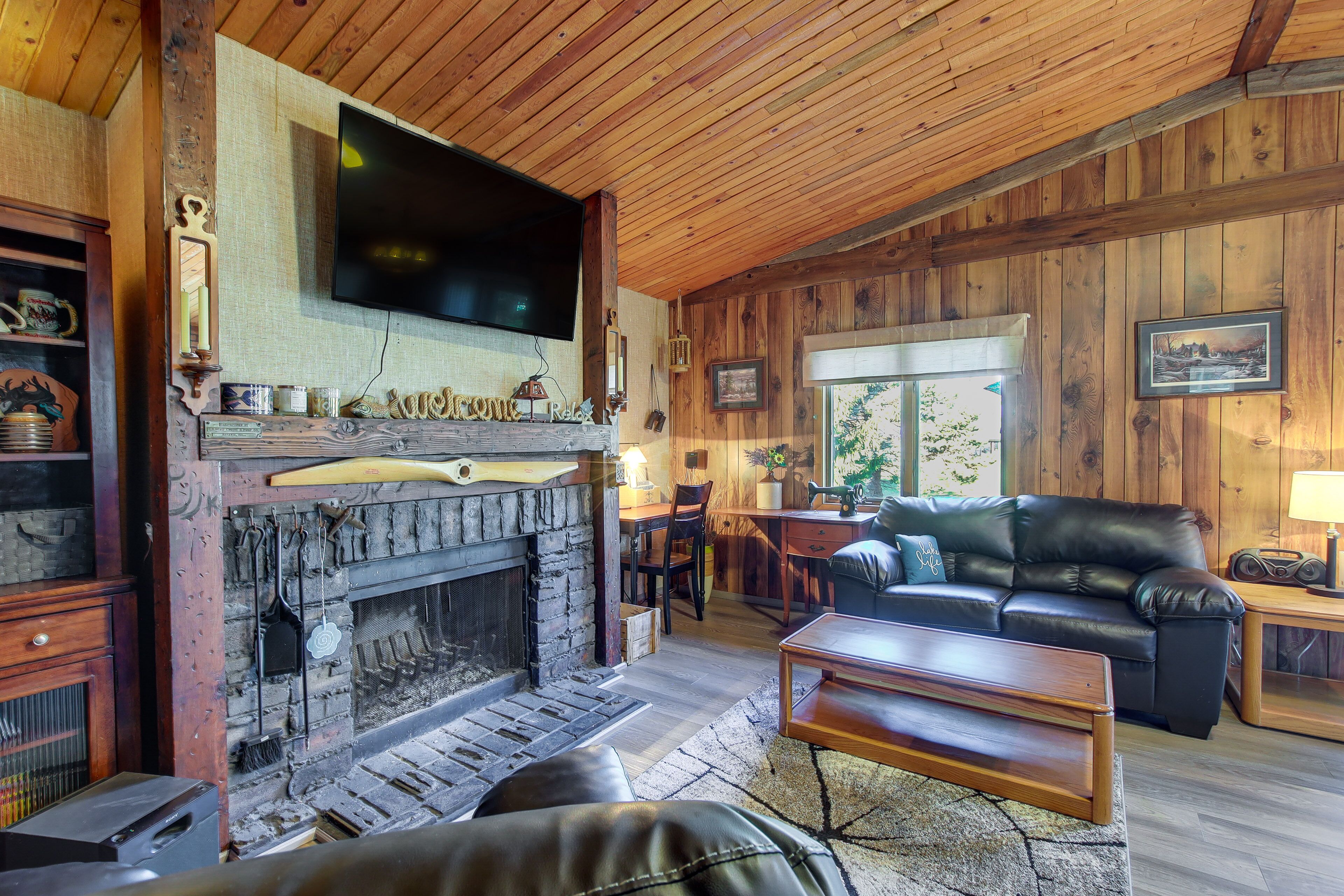Cozy Markesan Cabin ~ 2 Mi to Green Lake Access!