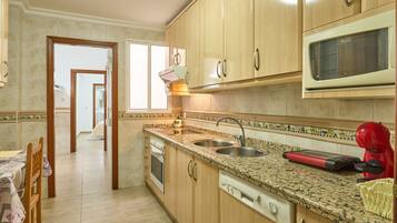 Frigorífico, microondas, horno y placa de cocina
