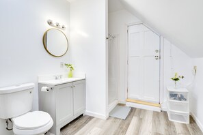 Een haardroger, handdoeken