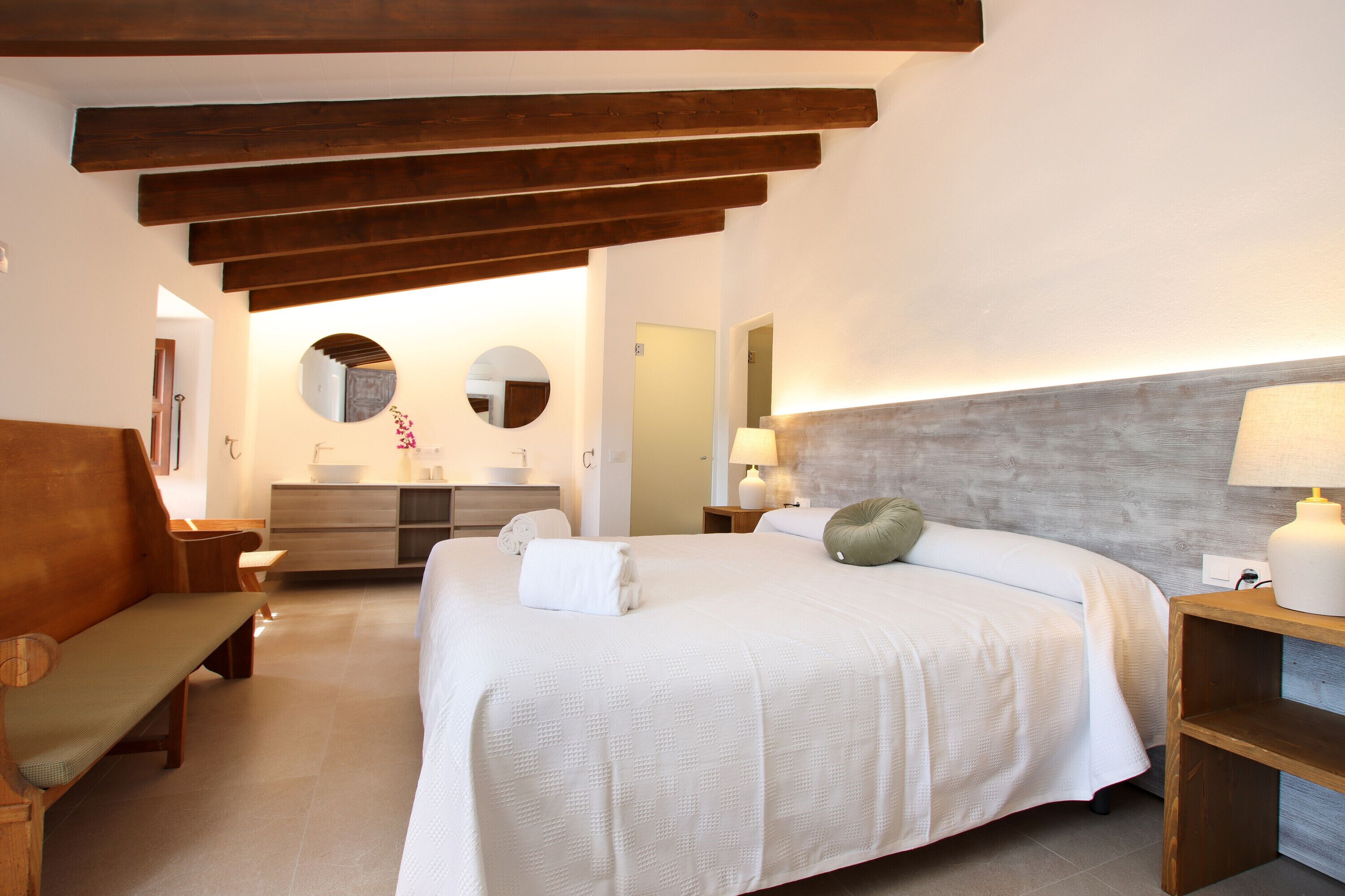 6 bedrooms, iron/ironing board, free WiFi, bed sheets