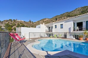 Una piscina cubierta