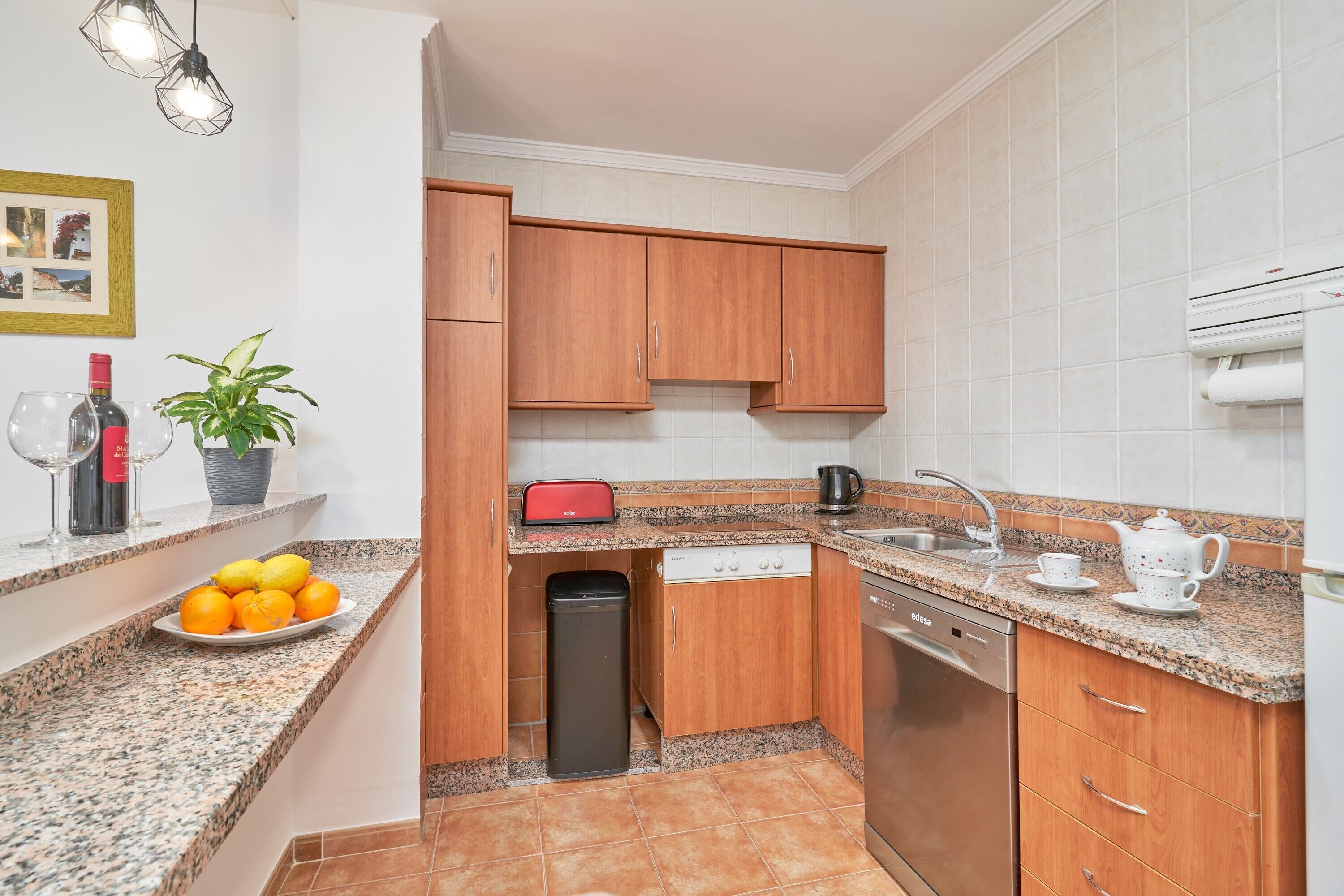 Geladeira, micro-ondas, fogão, cooktop