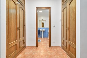 Een douche, een haardroger, handdoeken