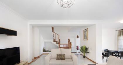 Villa 'Gilove House' avec jardin privé, balcon et Wi-Fi