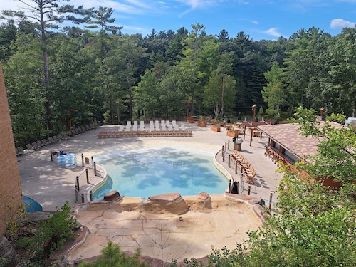 Ideally located condo with fireplace, jetted tub, on-site golf, & central AC