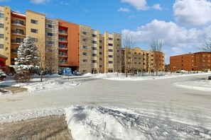 Exterior - Ideally located condo with fireplace, jetted tub, on-site golf, & central AC (Wisconsin Dells)