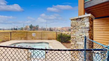 Tina de hidromasaje al aire libre