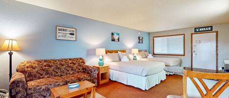 Tabla de planchar con plancha, acceso a internet y ropa de cama