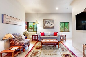 TV - Coastal acreage with wrap-around deck & furnished patio - great location (Ilwaco)