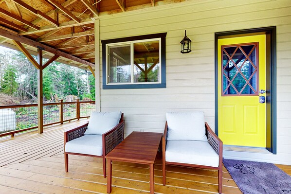 Terrace/patio - Coastal acreage with wrap-around deck & furnished patio - great location (Ilwaco)