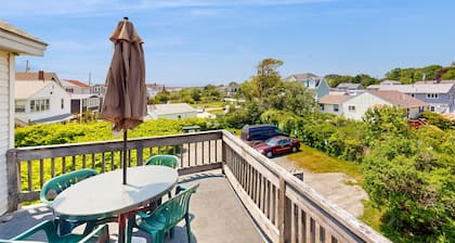 Sunlit & charming coastal retreat with deck & fast WiFi - near golf