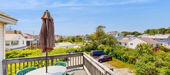 Sunlit & charming coastal retreat with deck & fast WiFi - near golf