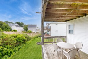 Outdoor dining - Sun-filled & serene coastal retreat with deck & stunning ocean views - near golf (York)