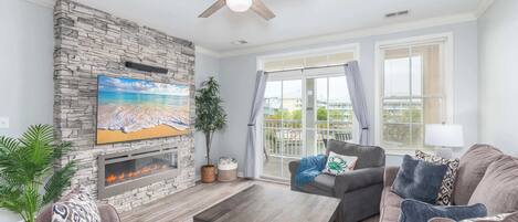 Tv, eldstad och kontor