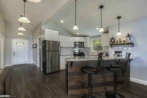 Kylskåp, mikrovågsugn, ugn och spishäll