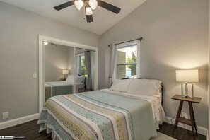 3 chambres, fer et planche à repasser, Wi-Fi gratuit, draps fournis