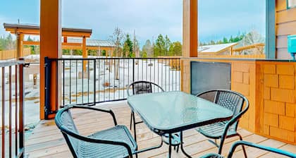 Dog-friendly condo with golf, BBQ, firepit, fireplace, & W/D
