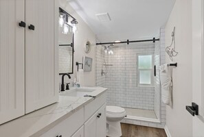 Douche, sèche-cheveux, serviettes fournies