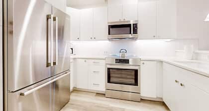 Dog-friendly condo with resort amenities, fireplace, full kitchen, AC, & W/D