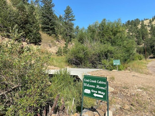 Un panneau indiquant l’emplacement de Coal Creek Cabins, avec une flèche signalant le sens unique.