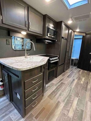 Refrigerador, microondas, horno, placa de cocina