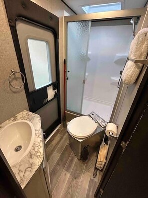 Douche, séchoir à cheveux, serviettes fournies