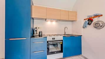 JÀÀkaappi, mikroaaltouuni, uuni, liesi