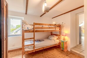 3 bedrooms, free WiFi, bed sheets