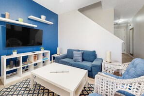 TV, computer monitors - 2-story snowbird-friendly townhouse near Disney with patio, streaming, W/D, AC (Kissimmee)